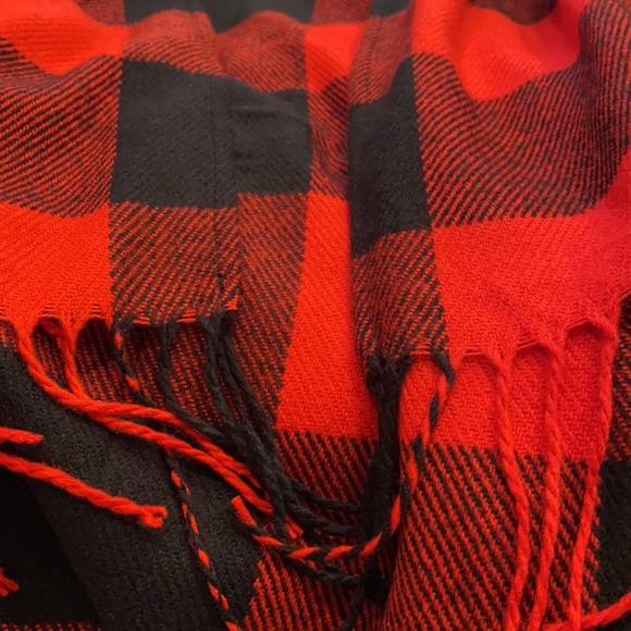 Nwot Fleece Blanket Poncho Cardigan One Size Red Black Buffalo Check Fringe Warm - Picture 8 of 9